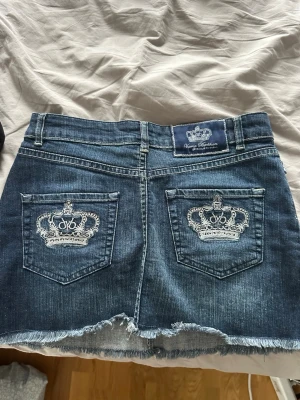 Victoria Beckham jeanskjol  - Säljer denna mörkblå Victoria Beckham jeanskjol i storlek w29 men passar mig som vanligtvis brukar ha S i mycket 💕