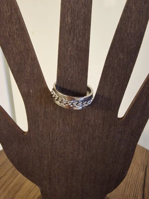 Ring roterbar silverfärgad - Ring punk-stil stressavlastande rostfritt stål. Roterbar kedjekedja. Storlek 11. Diameter 20,6 mm.