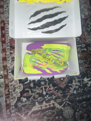 Puma MB.03 M.E.L.O. Basketskor neon - Puma MB.03 MELO basketskor, lite använda med få skador som visas på sista bilden, annars jättebra och kommer med tillhörande originallåda till skorna