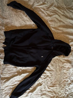 Mörkblå zip  hoodie Polo Ralph Lauren - Säljer en mörkblå hoodie från Polo Ralph Lauren med dragkedja framtill och klassisk huva med dragsko.     Har använd den ganska lite och inga tecken på användning!🌴.   Nypris ligger på runt 2K
