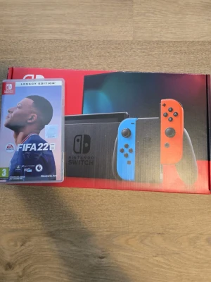 Nintendo Switch med FIFA 22 Legacy Edition - Nintendo Switch och FIFA 22 Legacy Edition  saknas laddare men fungerar med samsung laddare