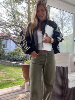 SÖKER adidas jacka  - Söker denna snygg jacka i storlek S eller xs. Skriv om ni har denna jacka och kan tänka er att sälja den