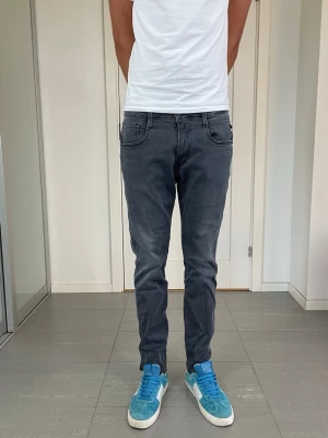 Replay Anbass Hyperflex Jeans  - Säljer nu dessa Replay Anbass Hyperflex Jeans, W32 o L30 med mått ca 38-38,5 o 101 cm. skriv för fler bilder/frågor🙌🏼