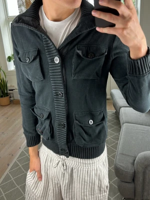 Cardigan Stickad Svart  - Unik, trendig och väldigt snygg! Mått: A:46 B:40 C:38 D:60 (cm) Skriv vid fundering 😇🙌