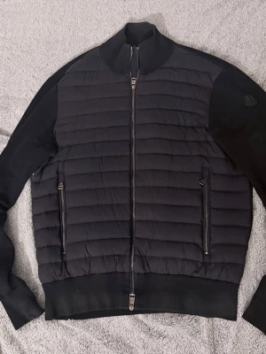Moncler cardigan (Black Label)  - En Moncler cardigan (black label) I bra skick och sparsamt använd och är i fint skick  Storlek-M [köpt från von greven closet, Har ordernummer]  Vid fler frågor så är de bara att skriva🤝