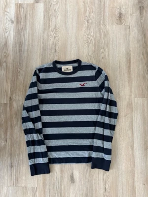 Hollister tröja ~ Vintage  - Säljer denna Hollister tröja i mycket bra skick och som även är Vintage. Storlek L. Passar perfekt för dig som är mellan 173-178! Hör av er vid frågor eller minsta fundering 🙌  Längd: 65 cm  Bred: 49,5 cm  Ärm: 65 cm