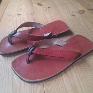 Sandaler i läder - Handgjorda sandaler, storlek 41. Ca 26 cm långa och 9,5 cm breda. Oanvända.