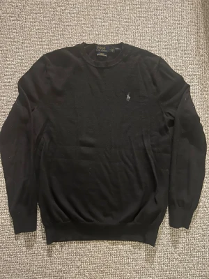 Ralph lauren  - Säljer nu min tröja från Ralph lauren i 100% merino ull då den är lite för liten. Skulle säga att den passar upp till 182. Tröjan är lite skrynklig nu då den bara legat i min garderob i en månad. Det är i bra skick och har en väldigt skön passform.