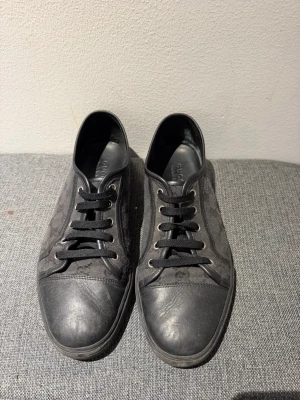 Svarta Gucci ace  - Snygga svarta Gucci ace. Mycket bra skick o använda fåtal gånger. Skriv vid fler frågor eller bilder!! OBS Box medkommer ej. PRIS GÅR ATT DISKUTERA 