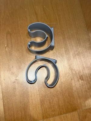 Välineripustin Sini - Sinin 2 kpl välineripustimia. Toisesta jäänyt kaksipuoluteippi seinään, uuden saa laittamalla itse, toinenkin saattaa olla hiukan likainen, eli ei pidä välttämättä enää hyvin. Eläintalous MMM Katsothan myös muut ilmoitukseni Tarjoa 