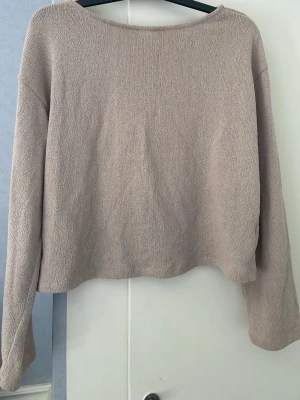Beige stickad tröja från H&M - Säljer en enkel och stilren beige stickad tröja från H&M. Tröjan har en rak passform, långa ärmar och rund halsringning. Materialet är mjukt och passar perfekt till lager på lager. Perfekt basplagg för garderoben.