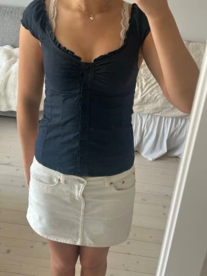 Blus från subdued oanvänd - Söt mörkblå blus med korta ärmar, knappar framtill Perfekt att styla med kjol eller jeans. Aldrig använd med lapp kvar. 