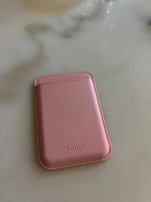 Rosa korthållare från Holdit - Säljer Holdit MagSafe korthållare då jag råkade köpa fel. Den är helt ny och oanvänd. Slängde tyvärr iväg förpackningen till den. Ordinarie pris är 299kr💞