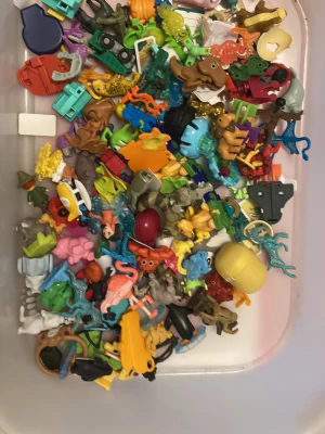 Kinder ägg samlar leksaker - Säljer en stor låda fylld med blandade småleksaker i plast, bland annat djurfigurer, fordon, fantasifigurer och olika tillbehör i flera färger och former. Perfekt för pyssel, samling eller lek. Allt kommer i en praktisk plastlåda. Från kinder ägg