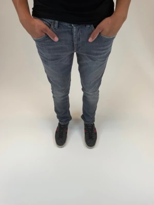 Dondup Jeans George  - Dondup Jeans George  Storlek 30 Ny pris 4000 kr Original slitningar från fabrik 