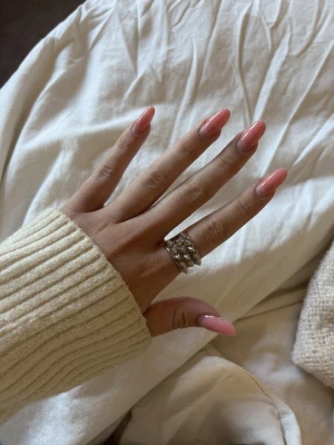 Bred silverfärgad ring med nitar - Säljer en bred ring i silverfärgad metall med flera rader av små, spetsiga nitar runt hela ringen. Ringen har en cool och edgy design som sticker ut och passar perfekt för dig som gillar statement-smycken❤️❤️