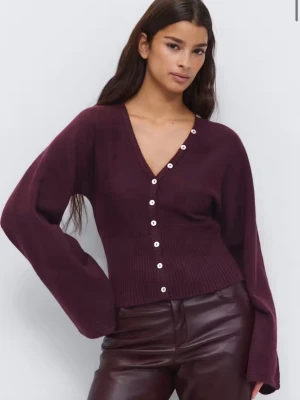 Vinröd stickad v-ringad kofta  - Perfekt kofta till hösten från Gina tricot. Eftersom den e v-ringad och sitter åt lite vid midjan ger den också en väldigt  snatched look, är dock stretchig så sitter inte åt obekvämt hårt. Inga defekter eller nopprighet. Köpt för 399 kr. Skriv om du har några funderingar, pris går alltid att diskuteras! ❣️🙏🏼