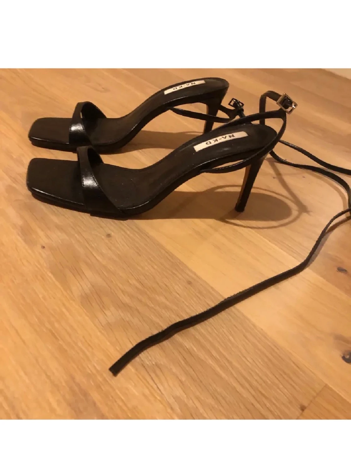 Svarta pumps med snörning och klack