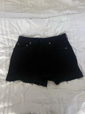 Jeans shorts - Svarta shorts från na-kd, storlek 38