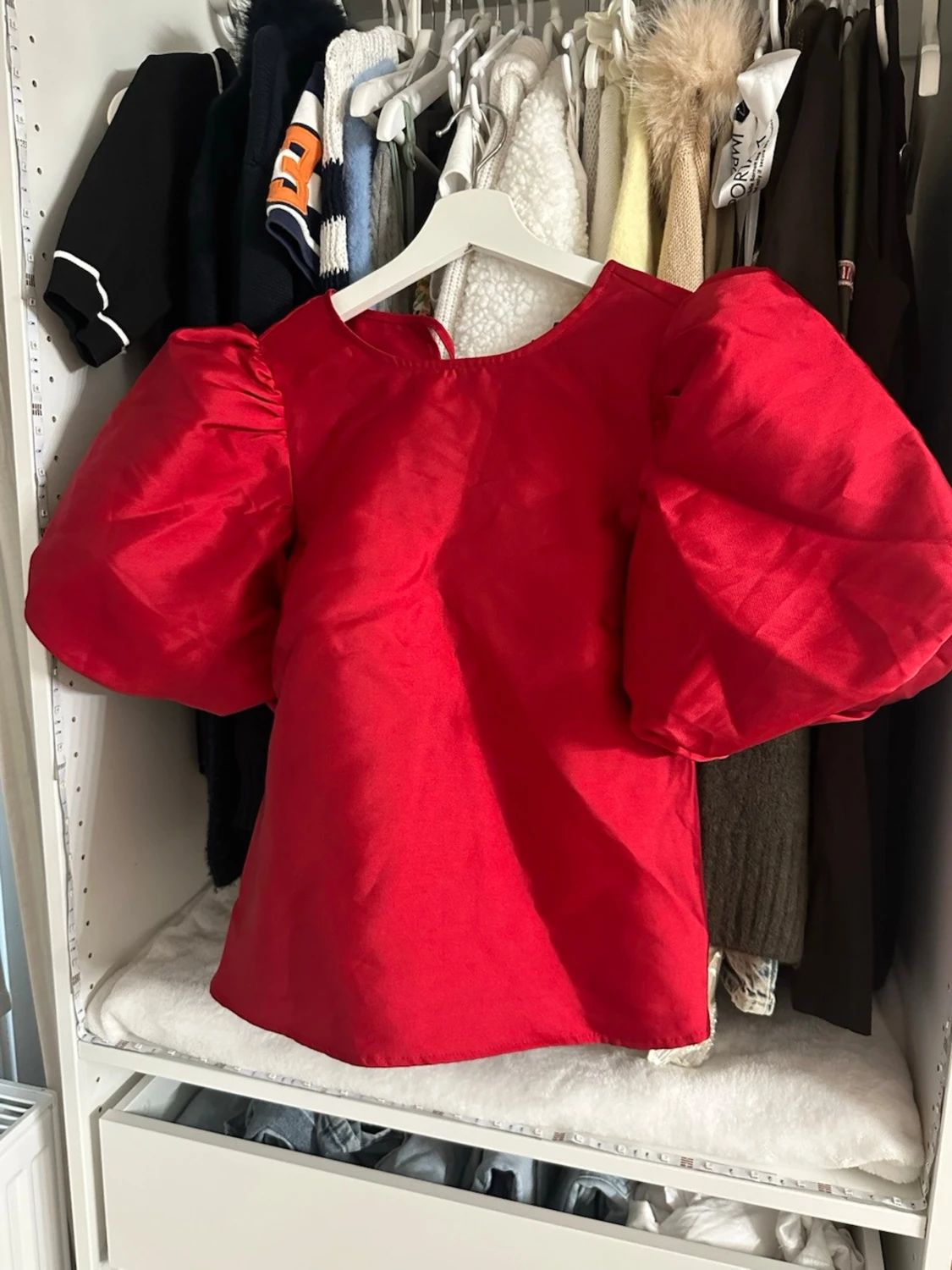 Röd blus med puffärmar - 1