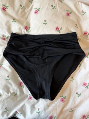 Svart högmidjad bikiniunderdel - Säljer en fin svart högmidjad bikiniunderdel. Storlek S. Använd, men ändå i ett bra skick. Kontakta om du har frågor💗