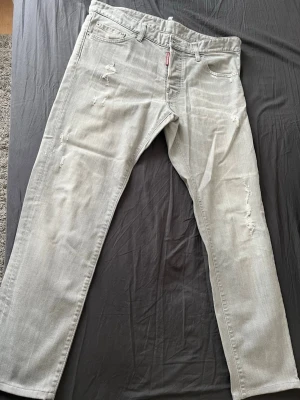 Äkta Dsquared jeans storlek 52 - 47cm i midjan. Ca 100cm i längd
