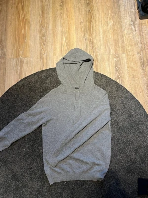 Tiger of Sweden hoodie  - En hoodie från tiger of Sweden. Riktigt snygg nu till vintern/våren. Storlek M. Skick 8/10.ett väldigt litet hål på magen som man inte märker (se bild).om det är något du undrar över så fråga 🙋.