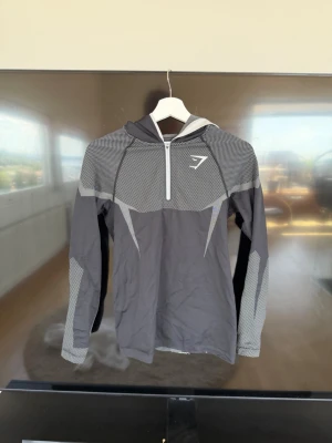 Gymshark onyx hoodie - Säljer nu min eftertraktade onyx hoodie i den populära storleken S. Den är helt slutsåld och går inte att köpa någonstans! Använd 2 gånger, Kvitto finns så tveka inte på att höra av dig!