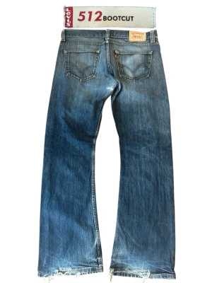 Levi 512 Bootcut Jeans - Levi jeans, 512 bootcut, 36x34, 47cm midja, 111cm längd, 82cm innerben och 26cm ben öppning. Bra skick men lite heeldrag. 7.5/10