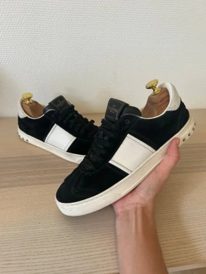 Valentino flycrew - Säljer dessa valentino flycrew skorna! Skorna är 9/10. Lite använda men schenerelt super bra skick! Samt alla nitar är kvar! Något som är väldigt rare med tanke på att dem inte tillverkas längre och är omöjliga att få tag på från valentino! Storlek 41 men sitter mer som 42. Har ni några frågor hör av er! 