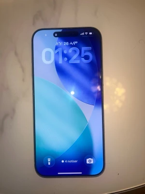 Iphone 17 pro Max - Säljer en ren ny iPhone 17 pro max . Telefonen har rundade hörn, glasbaksida och metallram. Perfekt för dig som gillar snygg design och vill ha bra kamera till mobilen. 
