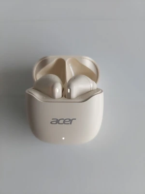 Vita trådlösa in-ear hörlurar Acer - Snygga vita trådlösa in-ear hörlurar från Acer med matchande laddningsetui. Hörlurarna har en stilren och modern design med rundade former och silverdetaljer i botten. Perfekta för musik, poddar och samtal på språng.
