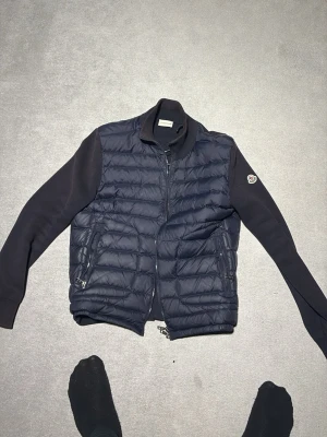 Mörkblå cardiganjacka från Moncler - Äkta finns kvitto använd i cirka 1 år av mig!