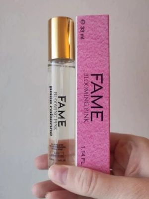 Paco Rabanne Blooming Pink - Paco Rabanne Blooming Pink Perfume. 33ml bottle. New! A great summer/spring fragrance. Felmärkt med edt på flaskan. Detta är en EDP.