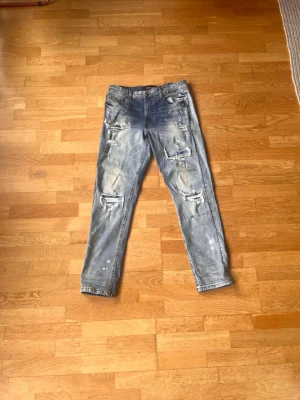 Blå slitna jeans med hål - Tjena! Jag säljer ett par supply&demand jeans i storlek M som jag köpte från Jd sports. Kontakta om ni har några frågor!