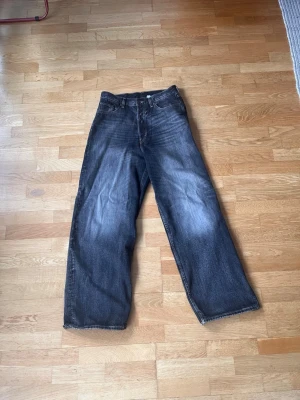 Baggy mörkblå jeans med tvättade detaljer - Tjena! Jag säljer ett par baggy jeans från Weekday. Storlek M. Kontakta om ni har frågor🤝