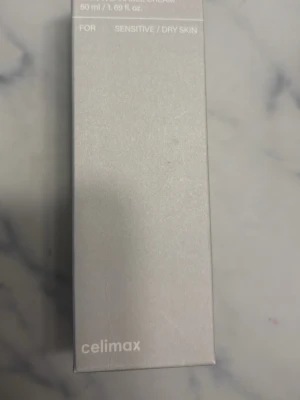 Celimax  för känslig hud -  cream  från Celimax i en stilren, ljusgrå förpackning. Anpassad för känslig och torr hud. Förpackningen är rektangulär och rymmer 50 ml. Perfekt för dig som vill ha en basprodukt som är skonsam mot huden.