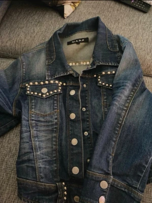 Cool mörkblå jeansjacka - Säljer en sjukt cool jeansjacka! Perfekt för sommar/ vår. Ganska korta ärmar! Står att den är i storlek L men skulle verkligen säga att den är mer som en S. Superbra skick! Sparsamt använd.  Bara att skiva vid frågor osv 💗💗