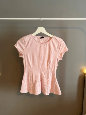 Rosa utsvängd topp - Från Gina helt oanvänd storlek XS💕