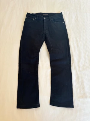 Vintage Nudie Jeans - Dude Dan  - Tjjooo🤩nu säljer jag mina dude dan nudie jeans i storleken 29/30🤞passformen på dessa jeans är en slight bootcut🤩tveck inte på skriva ifall ni har några frågor🥰