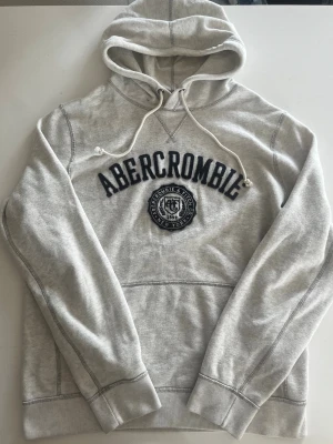 Abercrombie & fitch hoodie grå creme vintage - Riktigt snygg och eftertraktad Abercrombie & fitch hoodie.fint skick inga fel storlek M kan ta mått vid behov. Endast 400 ej hugget i sten kom gärna med frågor och prisförslag har även mycket mer liknande i min profil alla storlekar kolla gärna stor rabatt vid köp av flera 😁✌️