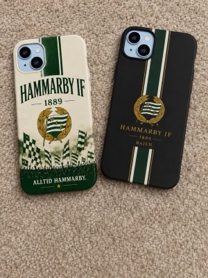 Hammarby mobilskal designcase - Hammarby mobilskal   Vi har mobilskal till alla iPhone-modeller och även vissa Samsung-modeller, med snygga och unika Hammarby-inspirerade designer.   Passar bra om du vill ha något annorlunda än ett vanligt enfärgat skal och samtidigt visa ditt stöd för Hammarby.   Skriv vilken mobilmodell du har så kollar jag om den finns tillgänglig.   Priset gäller ett skal.