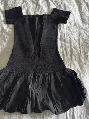 Svart klänning - Söt svart klänning från H&M i storlek M! I nytt skick har endast testats på! Säljs inte längre i butik. Djur och rökfritt hem! 🖤Pris kan diskuteras 