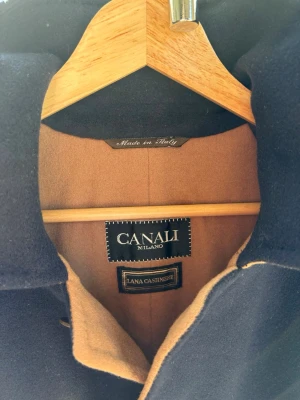 Canali Kashmir Kappa - Säljer nu denna tidslösa kappan i kashmirblandning från det extremt omtalande italienska lyxmärket Canali. Kappan är i väldigt fint skick. Nypris ligger på 20 000kr+. Storlek 44 vilket motsvarar S/XS