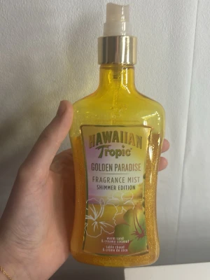 Hawaiian Tropic Golden Paradise mist - Säljer denna fragrance mist från hawaiian tropic jag har fått många komplimanger på lukten av både lärare och främlingar den håller hela skoldagen säljer då jag har extrem mycket parfymer 
