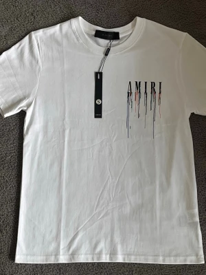 AMIRI TEE - HELT NY AMIRI TEE MED TAGEN 🏷️ OCH OANVÄND INTE ENS TESTAT ✅MED SJUK FIN TRYCK MED MASSA OLIKA FÄRGER STORLKEN ÄR S ✅ INGA DEFEKTER PÅ DENNA ✅100% BOMULL 