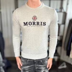 Stickad morris tröja - Mycket fint skick, inga defekter. Nypris ca 2000kr. Modellen är 185 cm, 75 kg. Alltid billigare pris vid köp av flera varor‼️🙌Svarar alltid på frågor eller funderingar! 