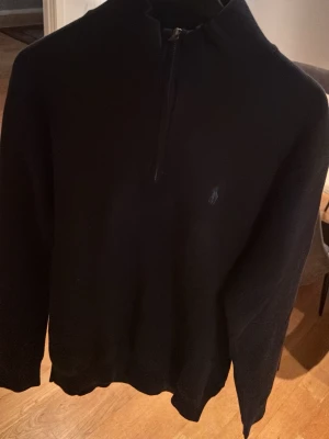 Marinblå tröja med halv dragkedja - Ralph Lauren halfzip tröja, använd  1 gång. Skriv vid funderingar, pris kan diskuteras 