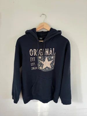 Hoodie med tryck  - Säljer nu en as fet mörkblå hoodie med tryck från original.archive.                                                Hoodien är använd ett fåtal gånger och är därför i mycket bra skick.                                                       Skriv om ni har frågor!