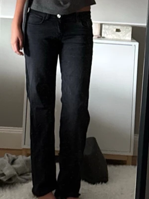 Lågmidjade straight jeans only - Lågmidjade jeans från only byter även mot w29 l34 då dessa är lite små. De är små i storleken 